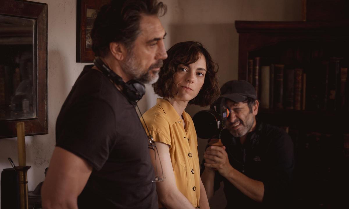 Javier Bardem y Victoria Luengo, junto a Rodrigo Sorogoyen en el rodaje de 'El ser querido'.