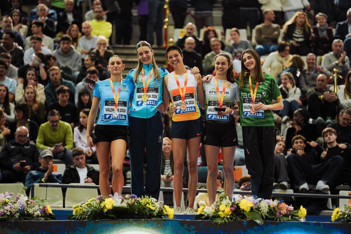 La manresana Ona Bonet, al centre, amb la medalla de bronze