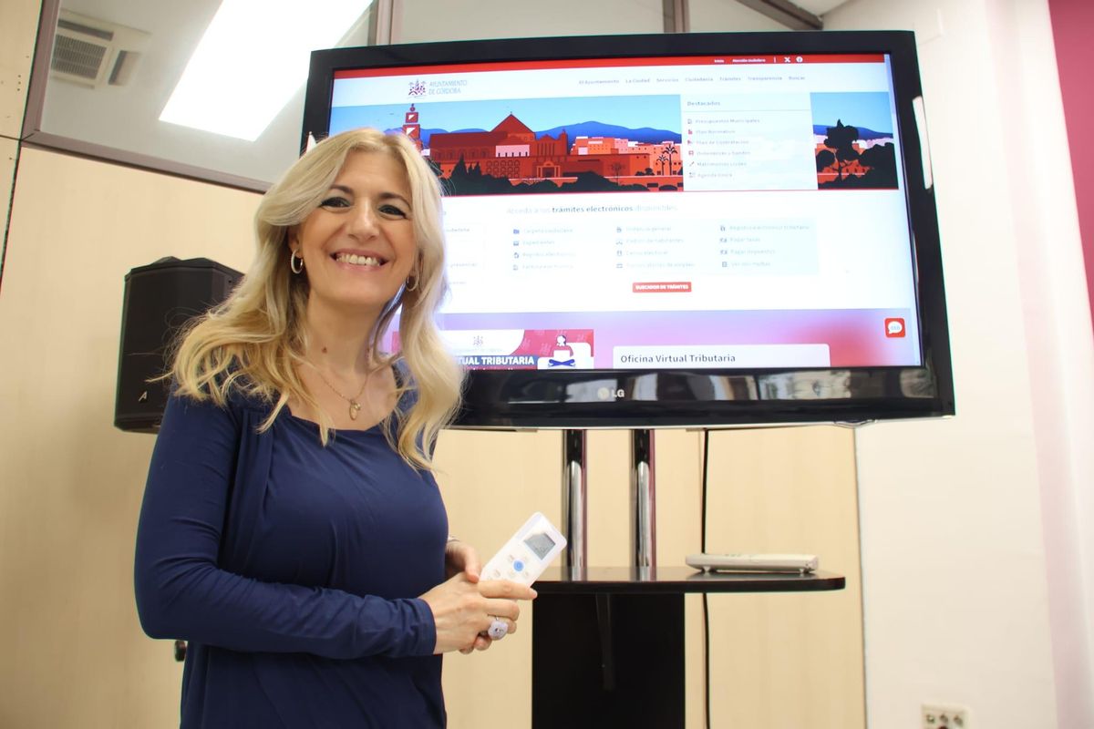 La delegada de Modernización Digital muestra la nueva web del Ayuntamiento.