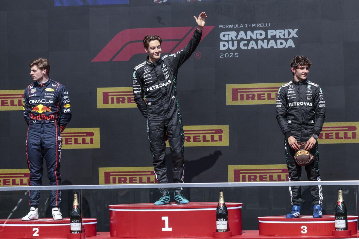 Montreal (Canada), 15/06/2025.- Mercedes driver George Russell of Britain, first place, (C), Red Bull Racing driver Max Verstappen of Netherlands, second place (L) and Mercedes driver Andrea Kimi Antonelli of Italy, third place, stand in the podium after the Formula 1 Grand Prix of Canada at the Circuit Gilles-Villeneuve in Montreal, Canada, 15 June 2025. (Fórmula Uno, Italia, Países Bajos; Holanda, Reino Unido) EFE/EPA/SHAWN THEW. gp canada 2025. circuito gilles villeneuve