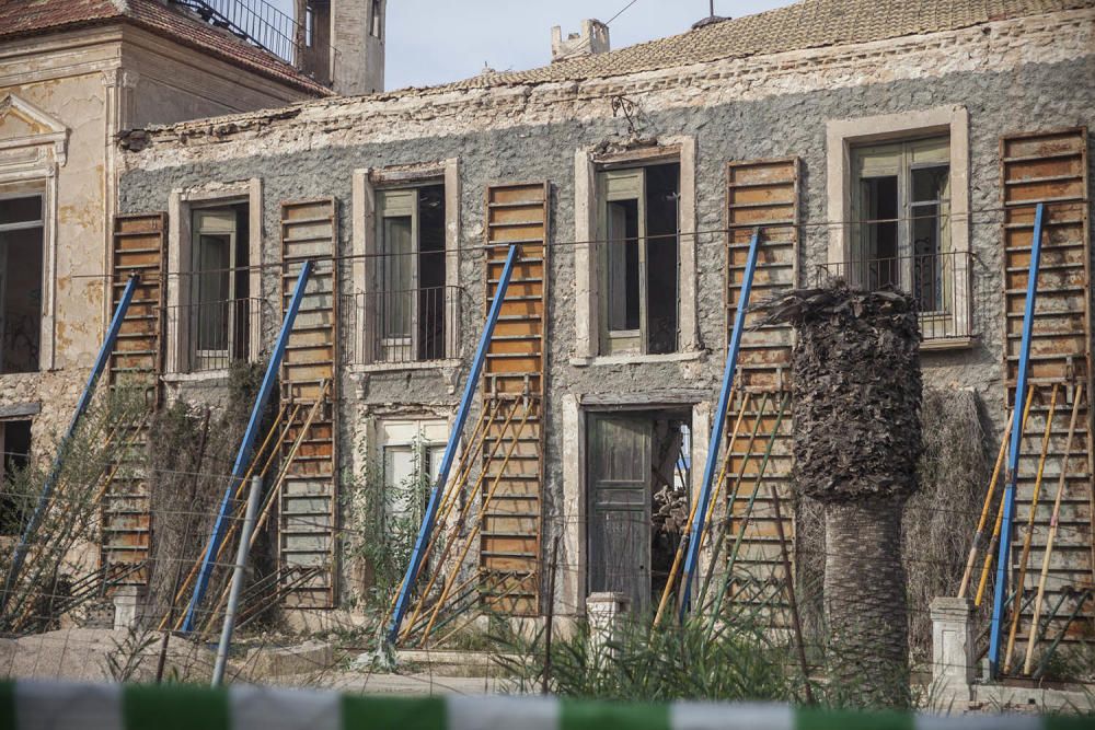 Casa y Torre de Los Balcones con imágenes captadas entre 2008 y 2017 y en el que se observa el deterioro del inmueble