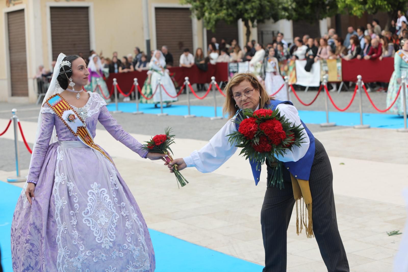 Búscate en la ofrenda a la virgen en Paterna