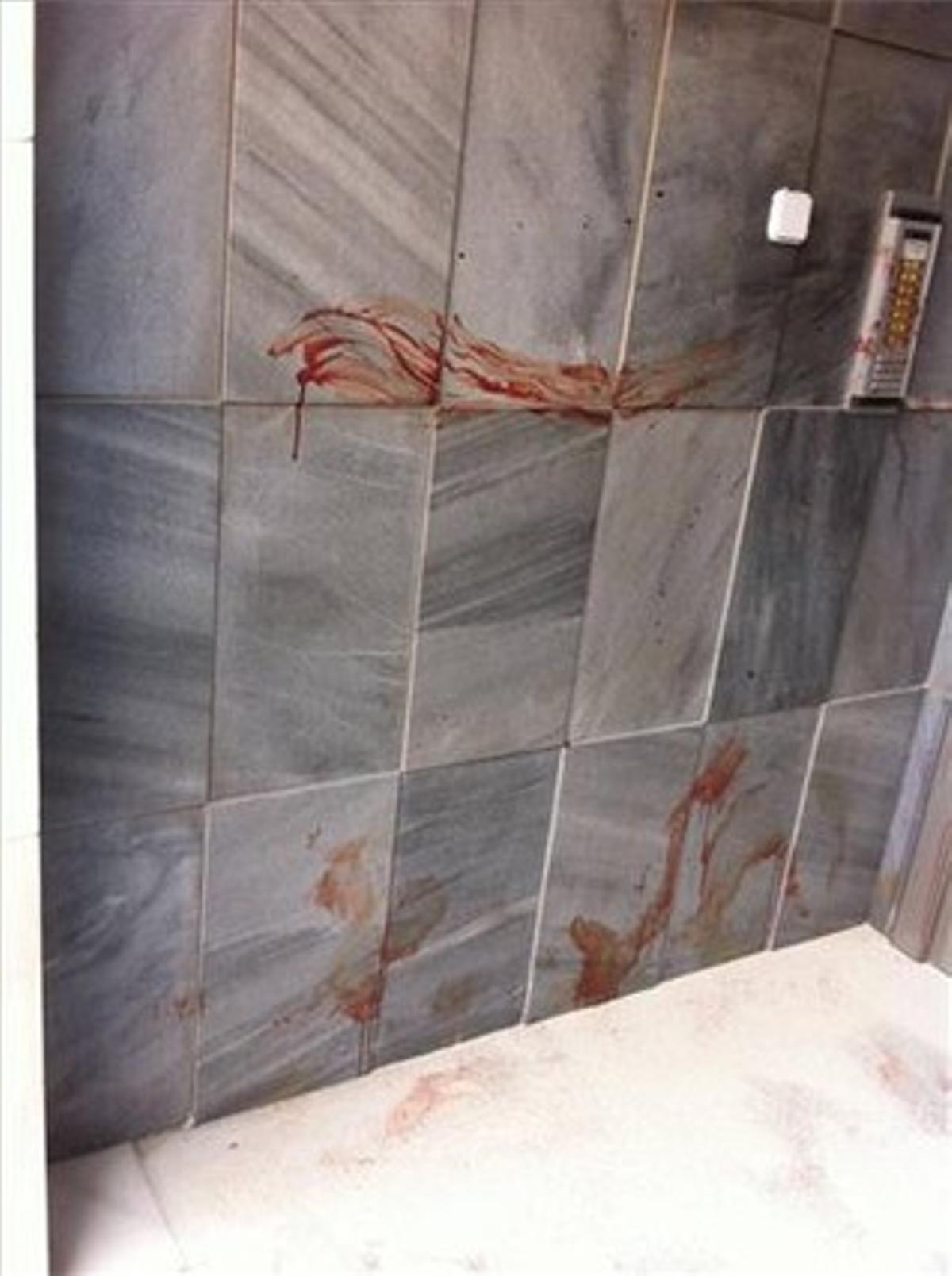 La seguretat i la neteja. En nom de la seguretat, el 8 d’agost els Mossos van utilitzar un portal del passatge de Miró, de Mataró, per reduir un delinqüent. Els veïns agraïm el compliment del seu deure en benefici de la nostra integritat física, però ¿i la salut pública? ¿Per què ningú es va responsabilitzar de netejar el lloc? Ni la policia ni l’ajuntament van voler saber res de l’assumpte.