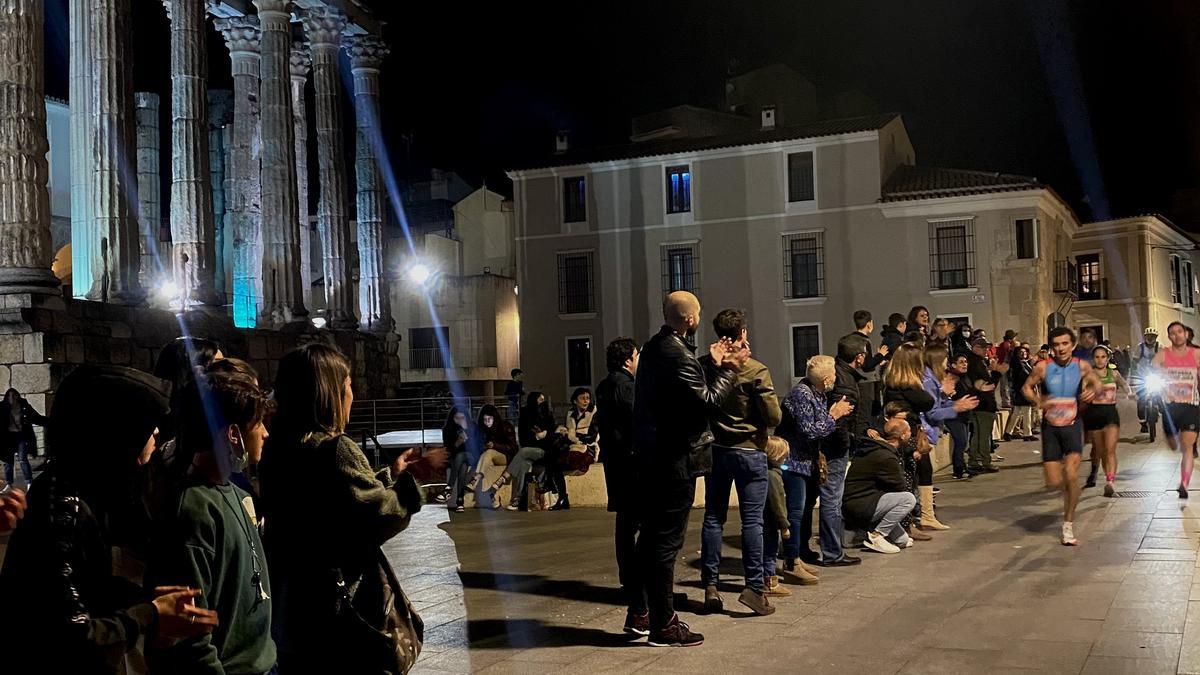 Corredores de la Media Maratón de Mérida a su paso por el templo de Diana.