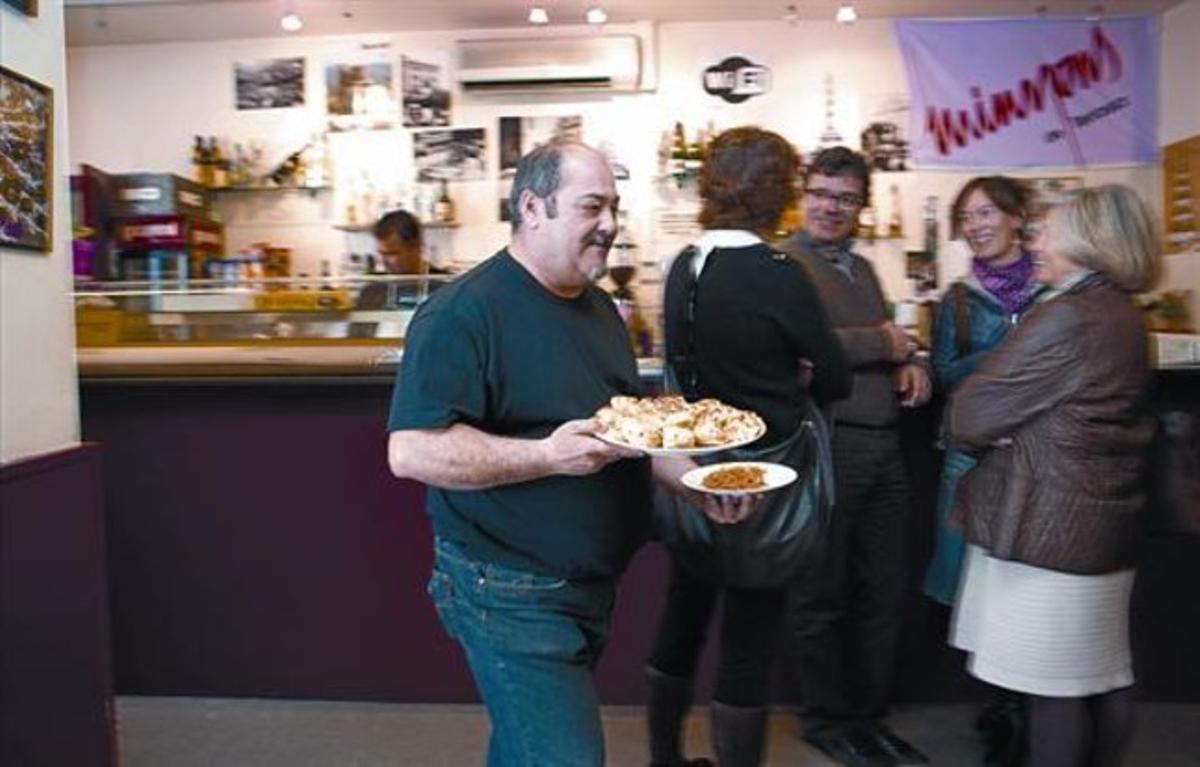 Miquel Parra serveix uns plats al restaurant La Trobada, de Terrassa, dijous passat. Miquel Parra serveix uns plats al restaurant La Trobada, de Terrassa, dijous passat.