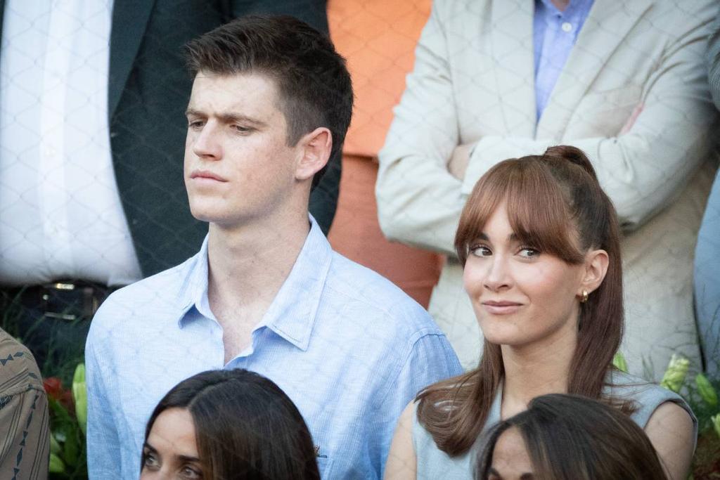 Aitana y Miguel Bernardeau pillados en una cena con muchos cariñitos