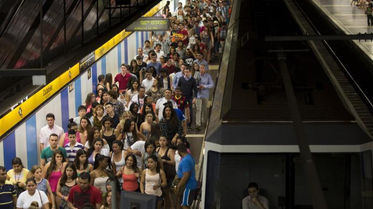 Estación de metro de Villa Olímpica durante la verbena de Sant Joan