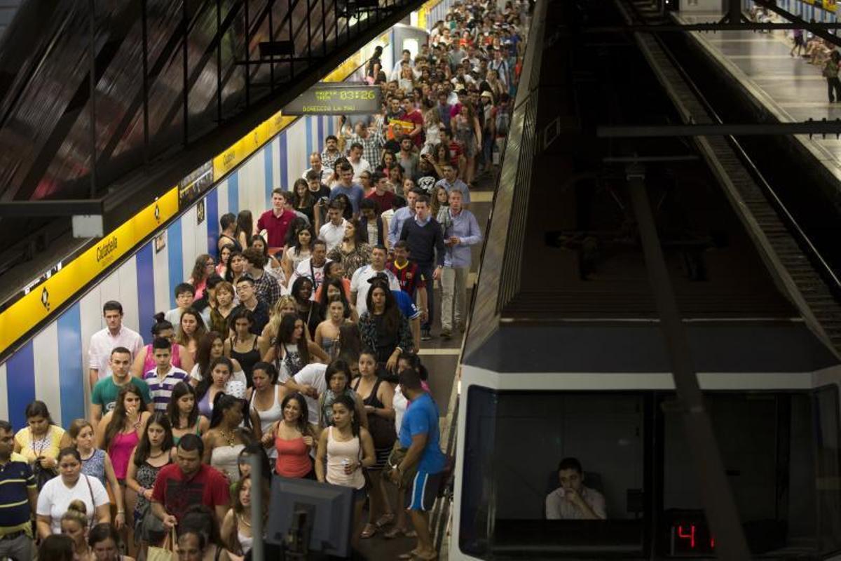 Horari del transport públic per Sant Joan 2023 a Barcelona: metro, tren, autobús i tramvia
