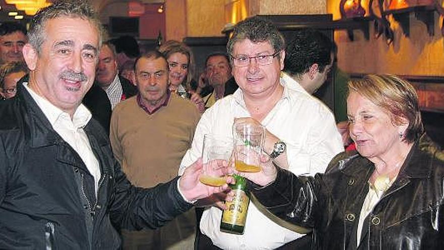 La Alcaldesa y Preciado brindan con el culín que inauguró «Gijón de sidras», escanciado por Ataúlfo Blanco.