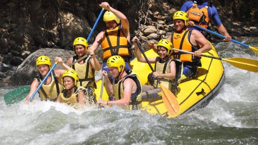 Rafting, una de las actividades que se pueden realizar con niños en el Pirineo aragonés.