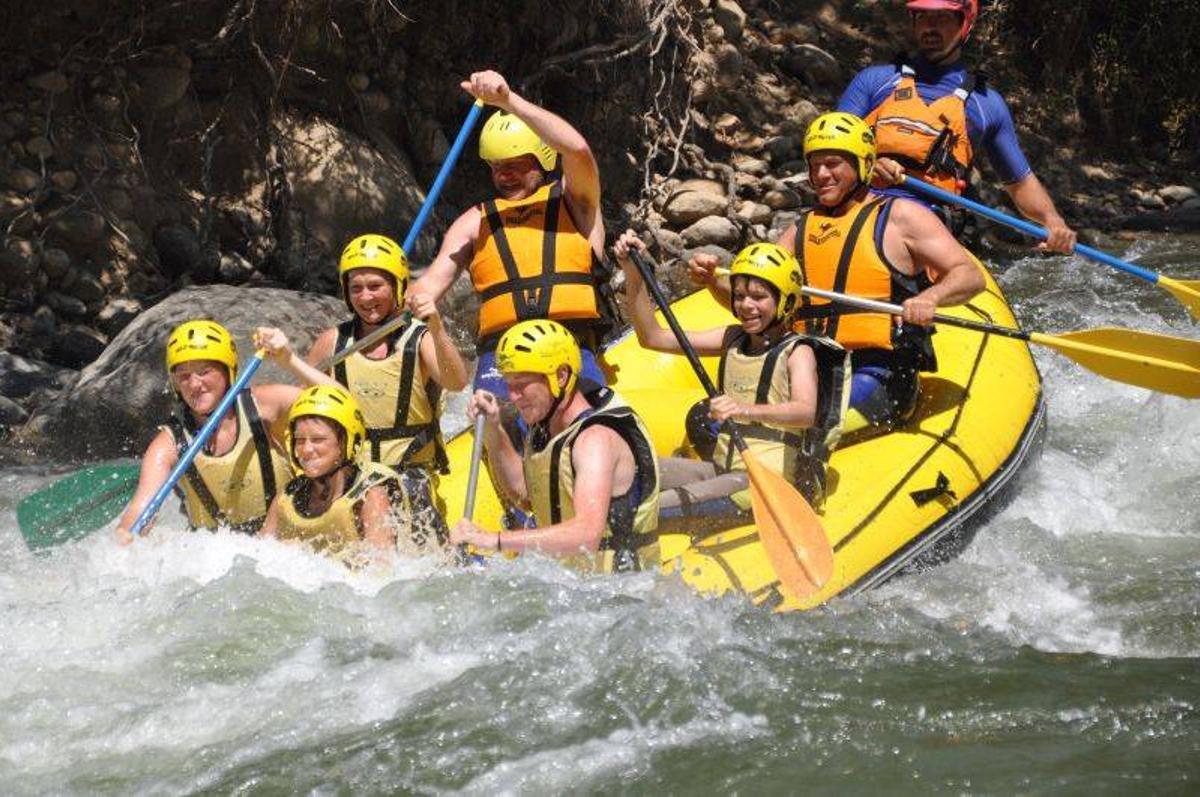 Rafting, una de las actividades que se pueden realizar en algunos campamentos de verano en Aragón.