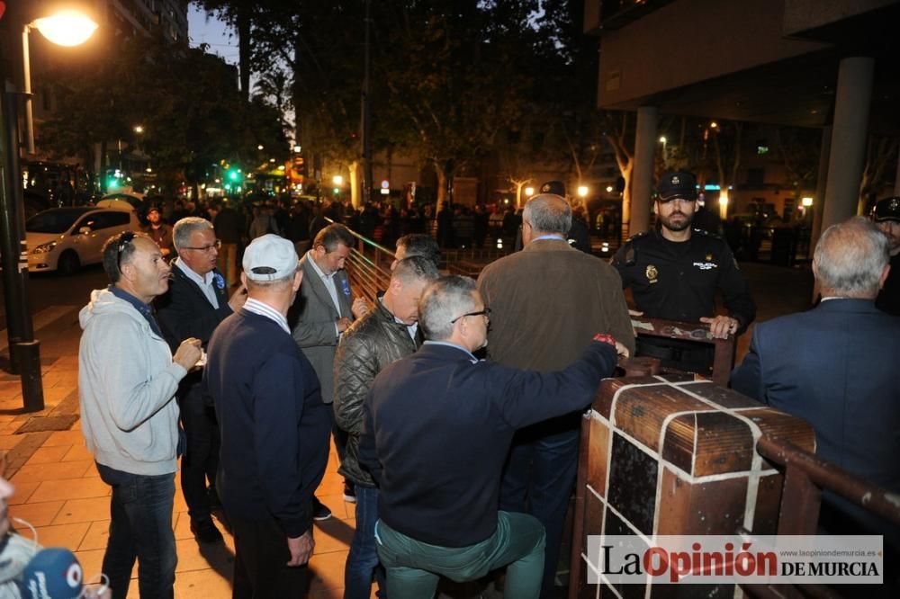 La noche de protesta de los agricultores se pasa con migas