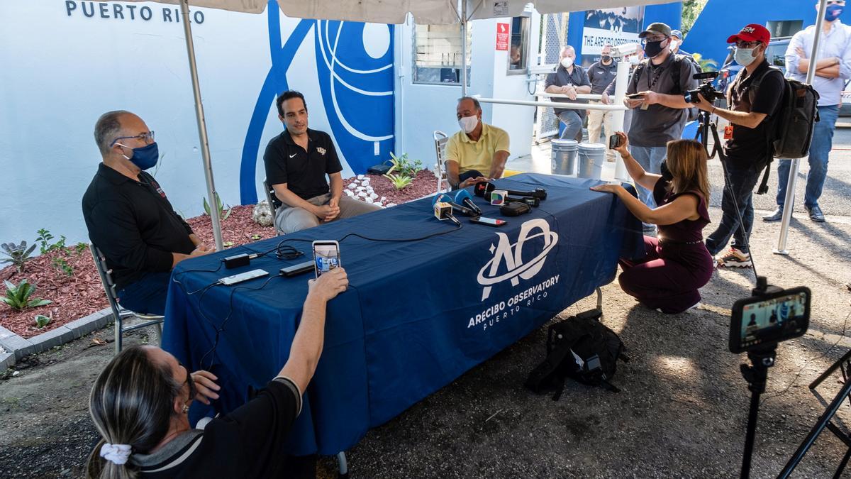 Francisco Córdova, en la mesa en el centro, durante la rueda de prensa tras el desplome del radiotelescopio de Arecibo.