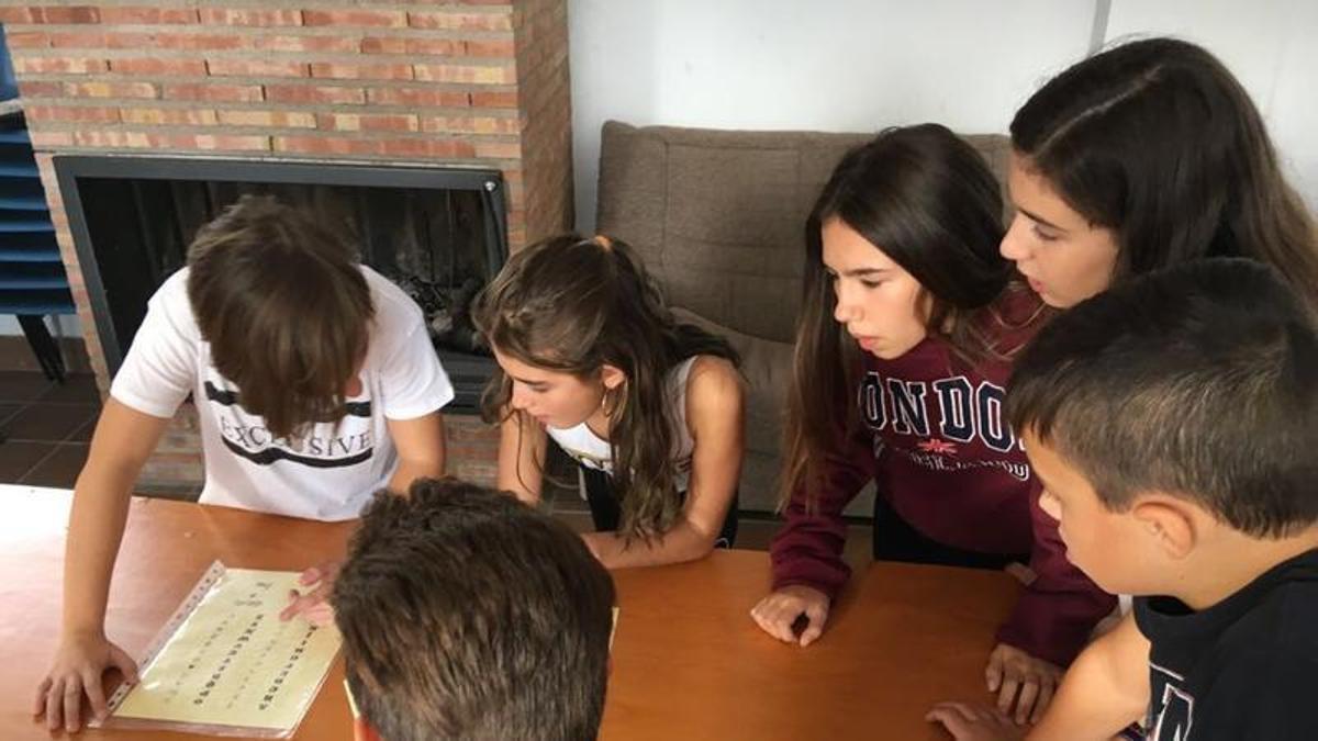 Un grupo de estudiantes trabaja en una dinámica de convivencia escolar en un centro educativo extremeño.