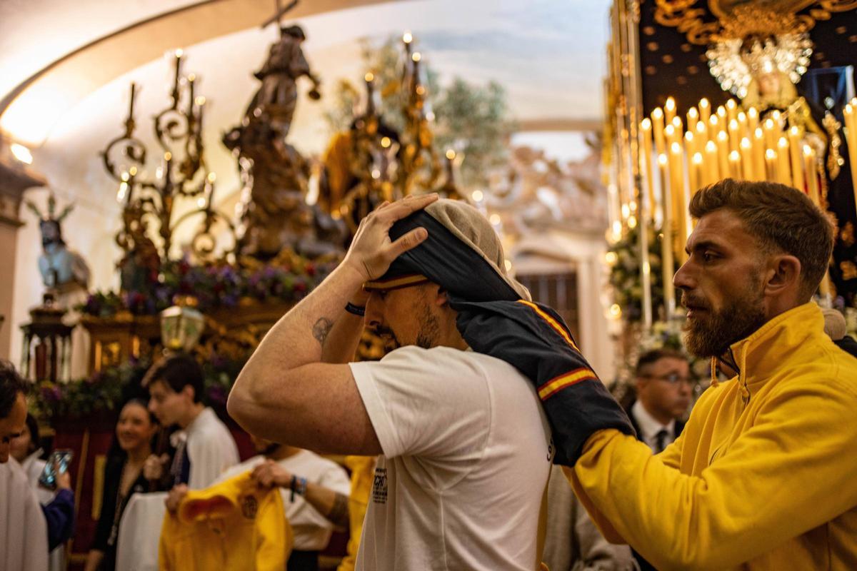 Los costaleros se preparan para salir en la Semana Santa de Badajoz.