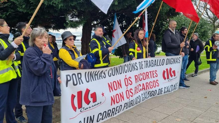 Silbatos y pancartas, ayer, ante la Praza de Abastos y el mercadillo ambulante. | FdV