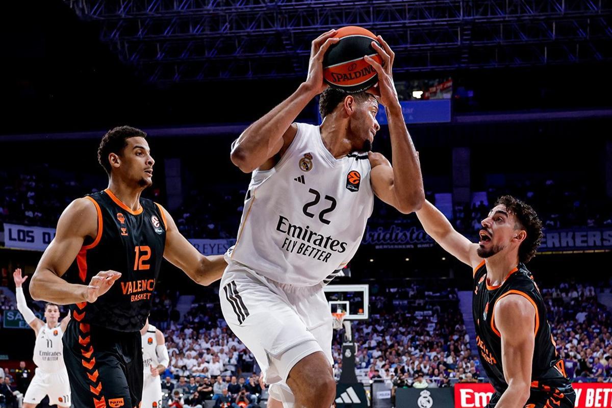 Tavares, en una acción del encuentro ante el Valencia Basket