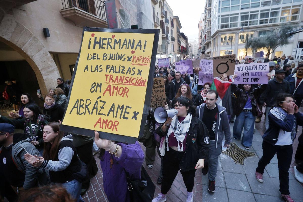 La manifestación transfeminista congrega a miles de personas