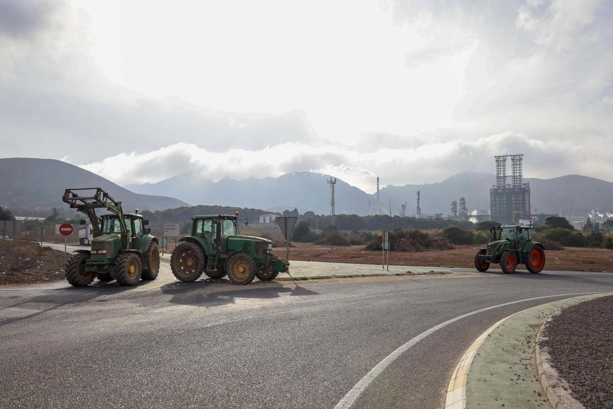 Las imágenes de la protesta de agricultores que ha colapsado el tráfico en Murcia