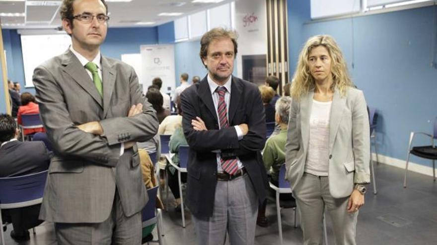 Por la izquierda, Juan Díaz, Eduardo Álvarez y Alicia Veira, ayer, en el Parque Tecnológico.