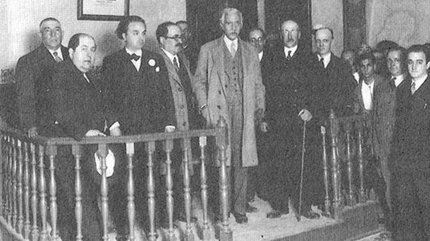 Visita el 1931 del president de la Generalitat de Catalunya, Francesc Macià, a Castelló d&#039;Empúries; a la seua esquerra, amb el bastó d&#039;alcalde, Josep Bordas de la Cuesta.