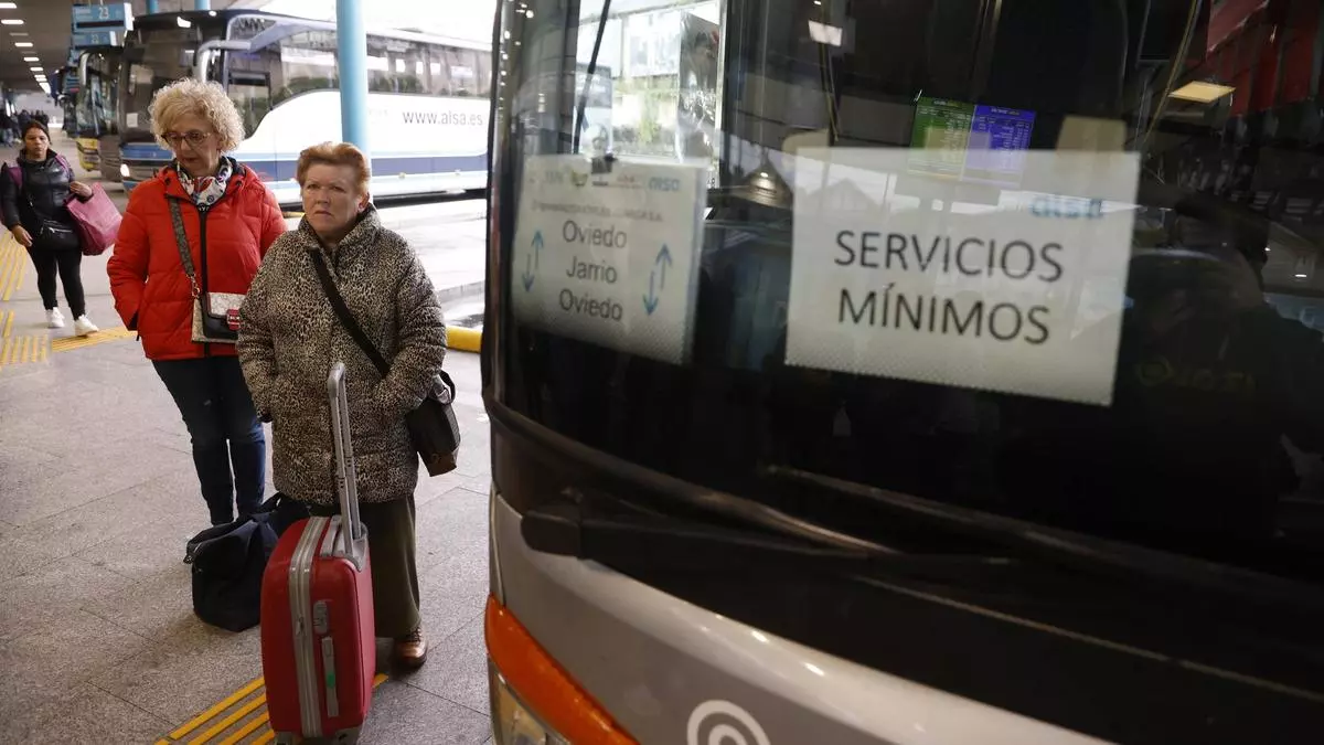 "Llevamos personas, no naranjas", claman los conductores de bus en el primer día de huelga de autobuses en Asturias
