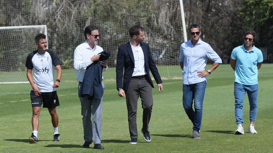 La cúpula del Córdoba CF visita el entrenamiento del equipo blanquiverde