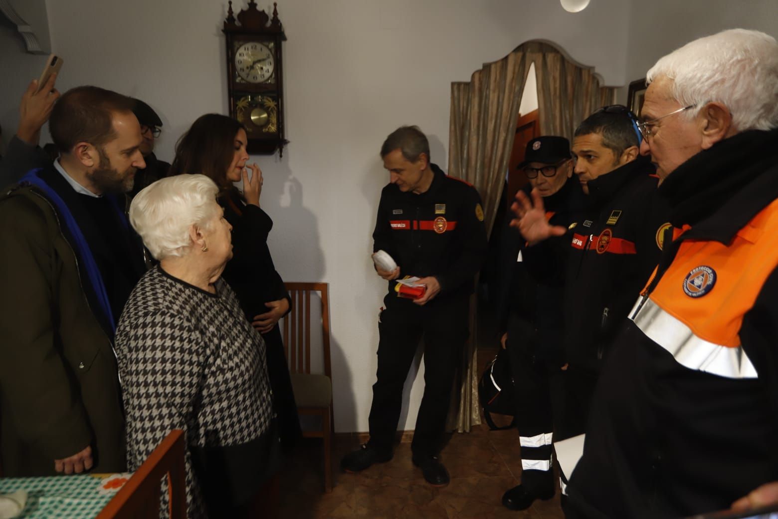 Los bomberos instalan alarmas de incendio en la casa de una mujer mayor