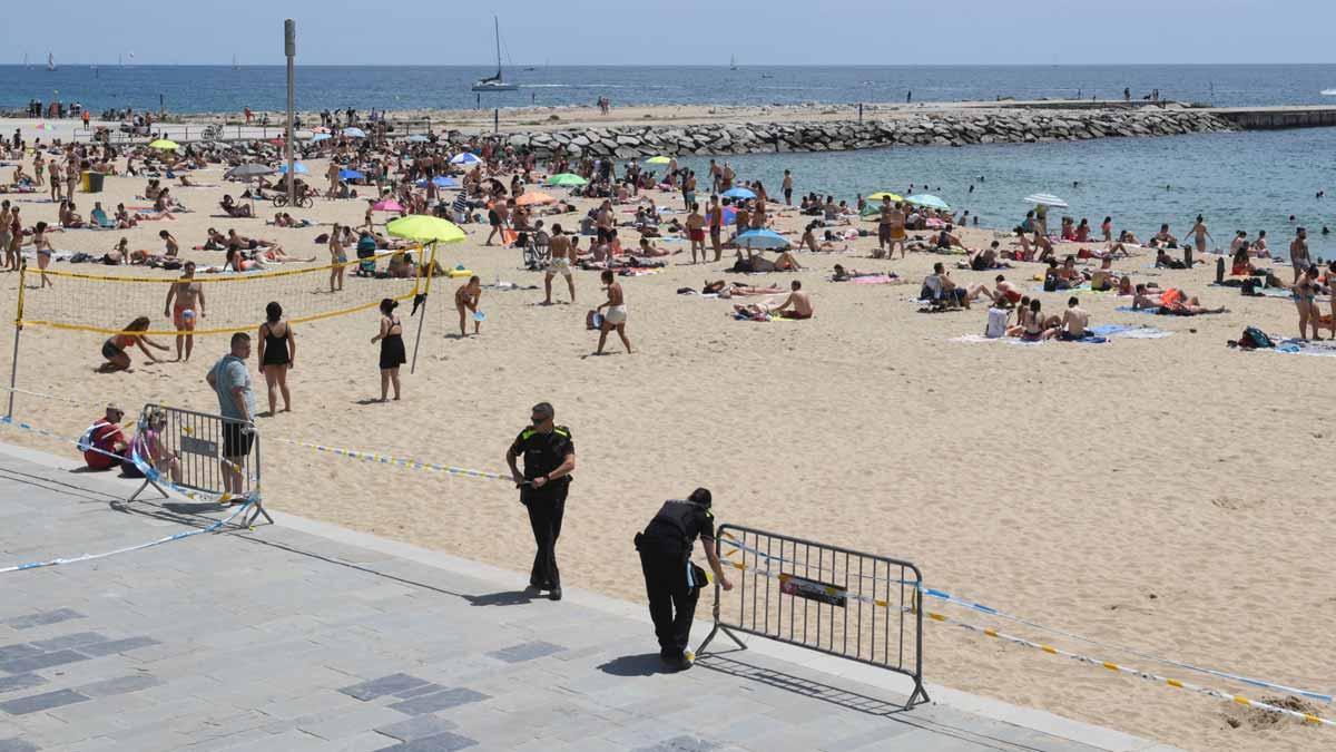 La Guàrdia Urbana controla los accesos a las playas de Barcelona el pasado 14 de junio.