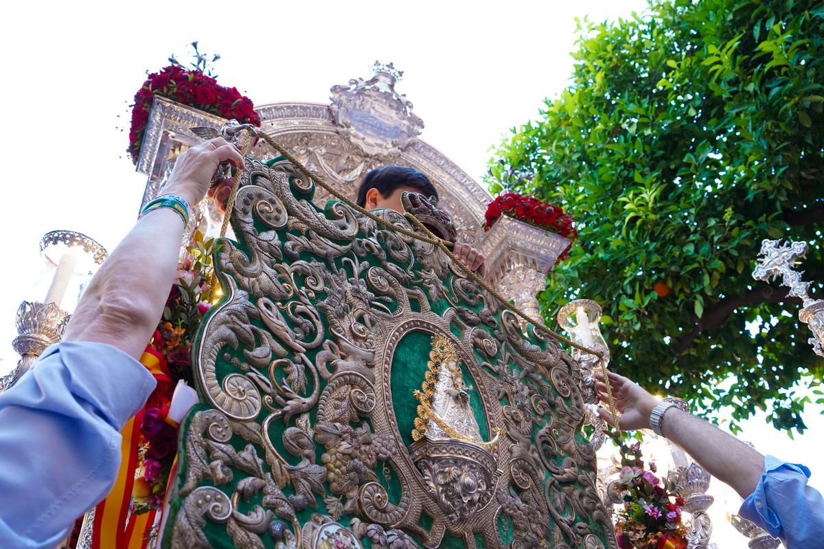 La salida de las hermandades del Rocío de Sevilla, en imágenes