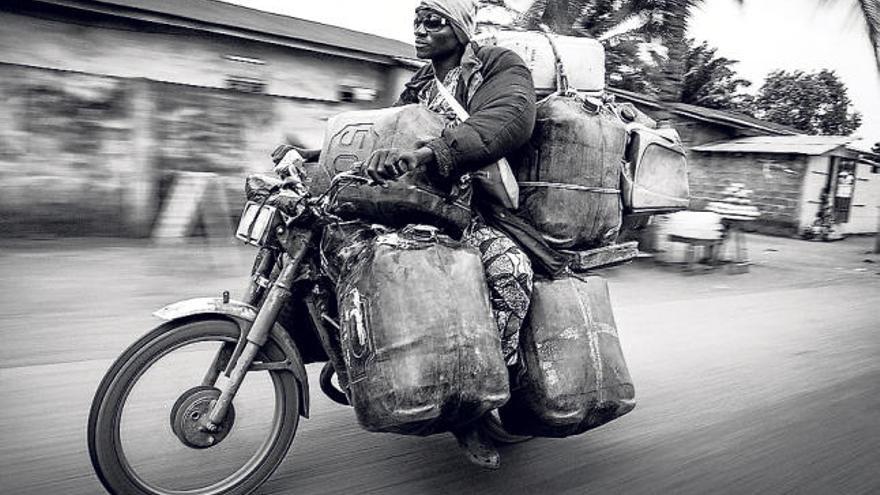 El reportatge, en blanc i negre, descobreix el gran negoci de Benín