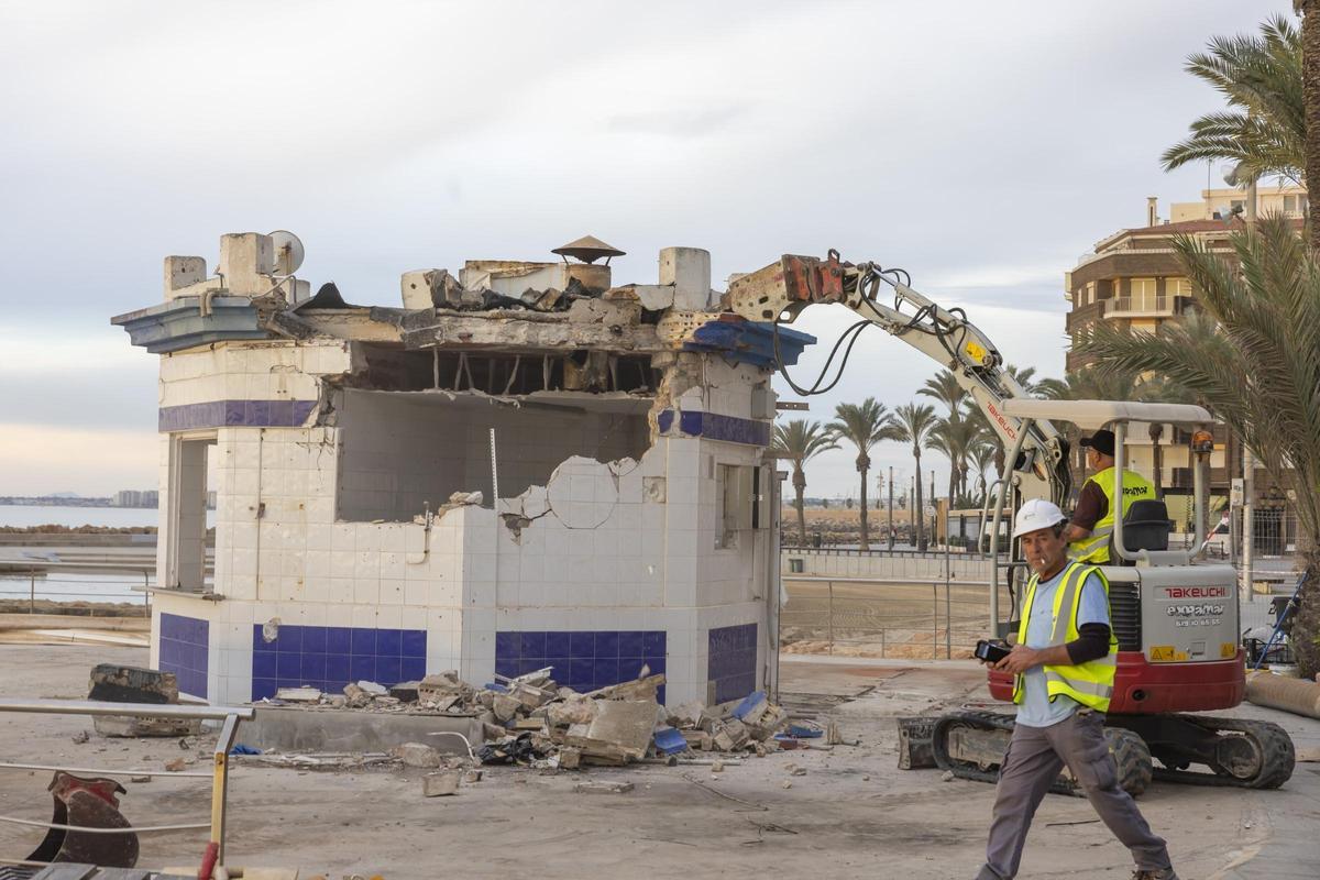 La última estampa de El Tintero. El kiosco ha sido demolido a primera hora de la mañana este martes por Costas