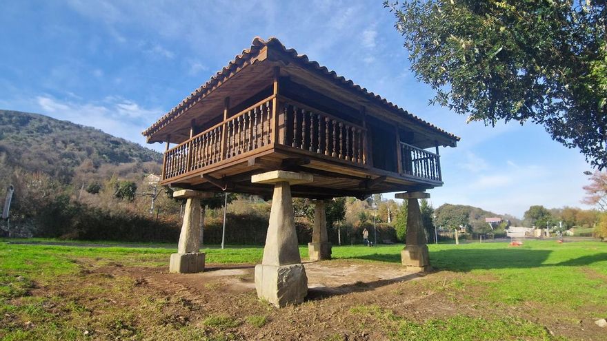 Culmen de una esperada restauración: La Cabornia presume de hórreos