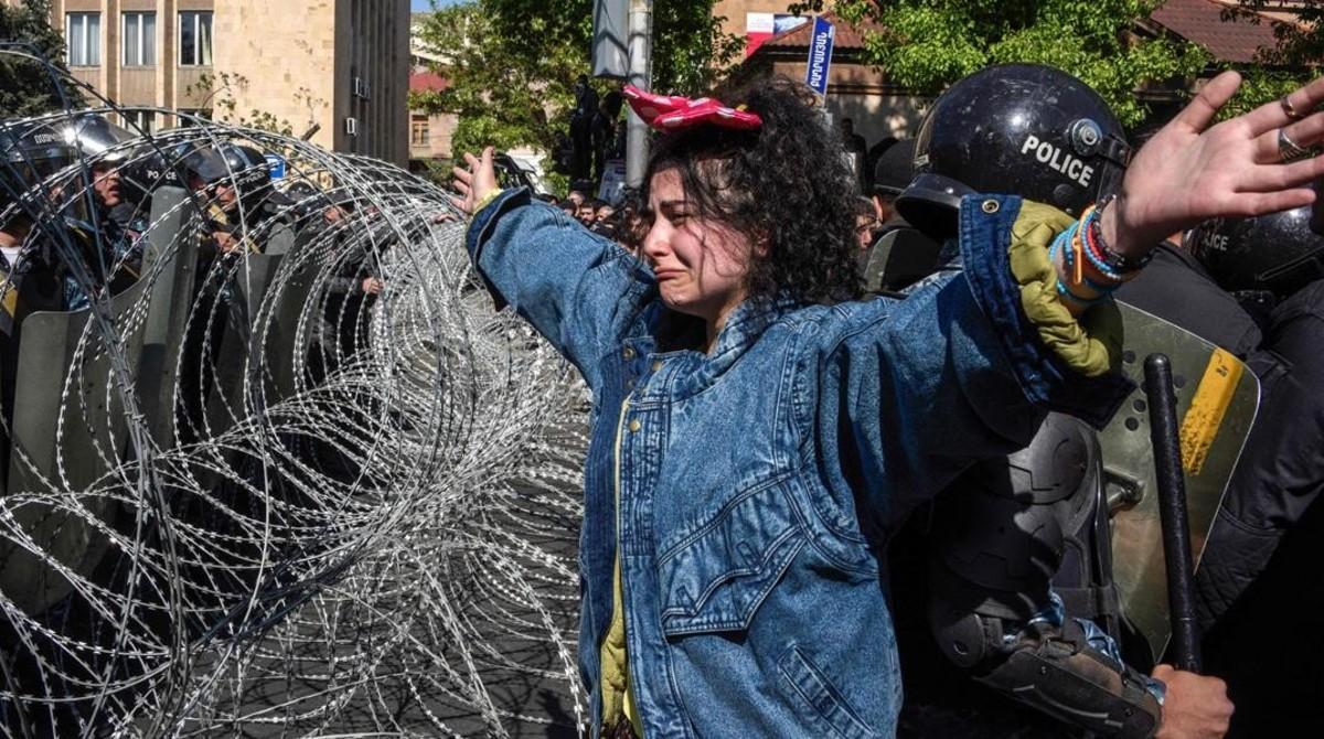 zentauroepp42962221 an armenian opposition supporter gestures in front of barbed180416174346