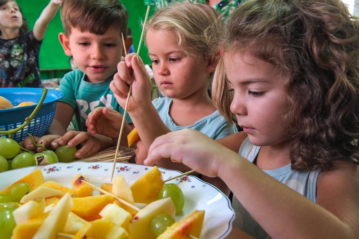 Un grupo de niñas y niños de ‘Alimentando Córdoba’ prueban productos de su comedor escolar
