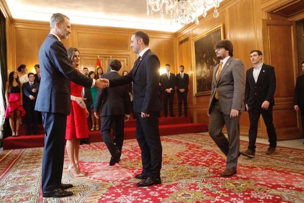 Los Reyes reciben a los mejores estudiantes de la Universidad de Oviedo.