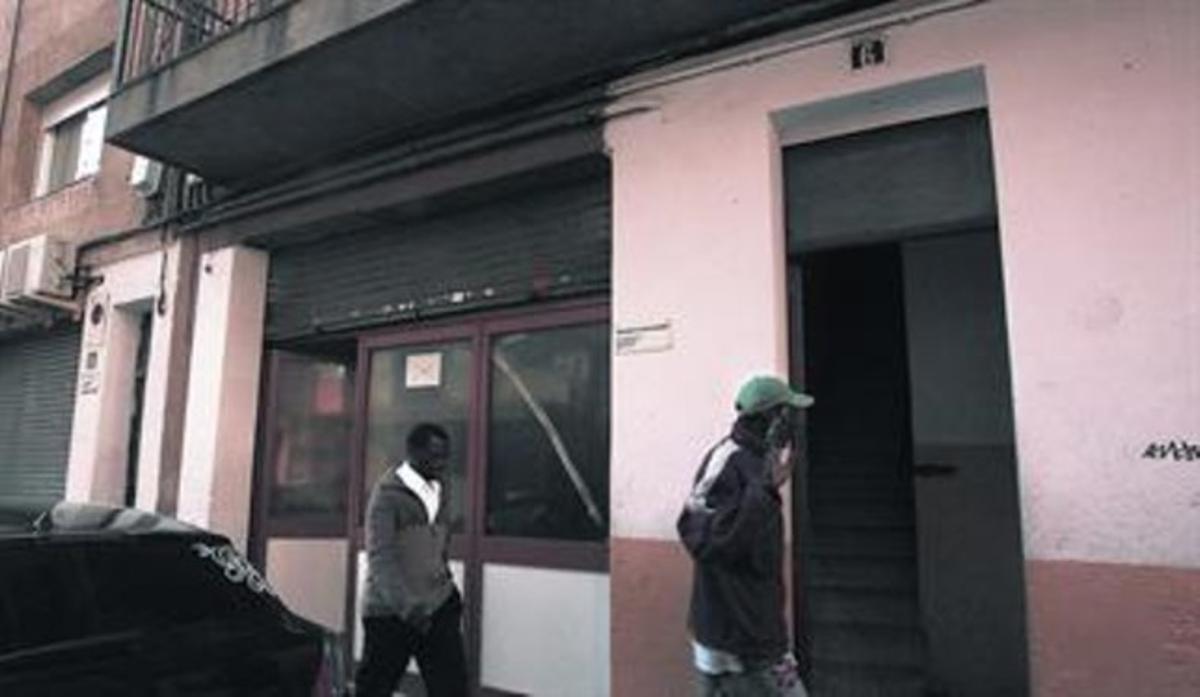 Dos immigrants subsaharians passen per l’entrada de l’oratori clausurat a Mataró, dimecres. Dos immigrants subsaharians passen per l’entrada de l’oratori clausurat a Mataró, dimecres.