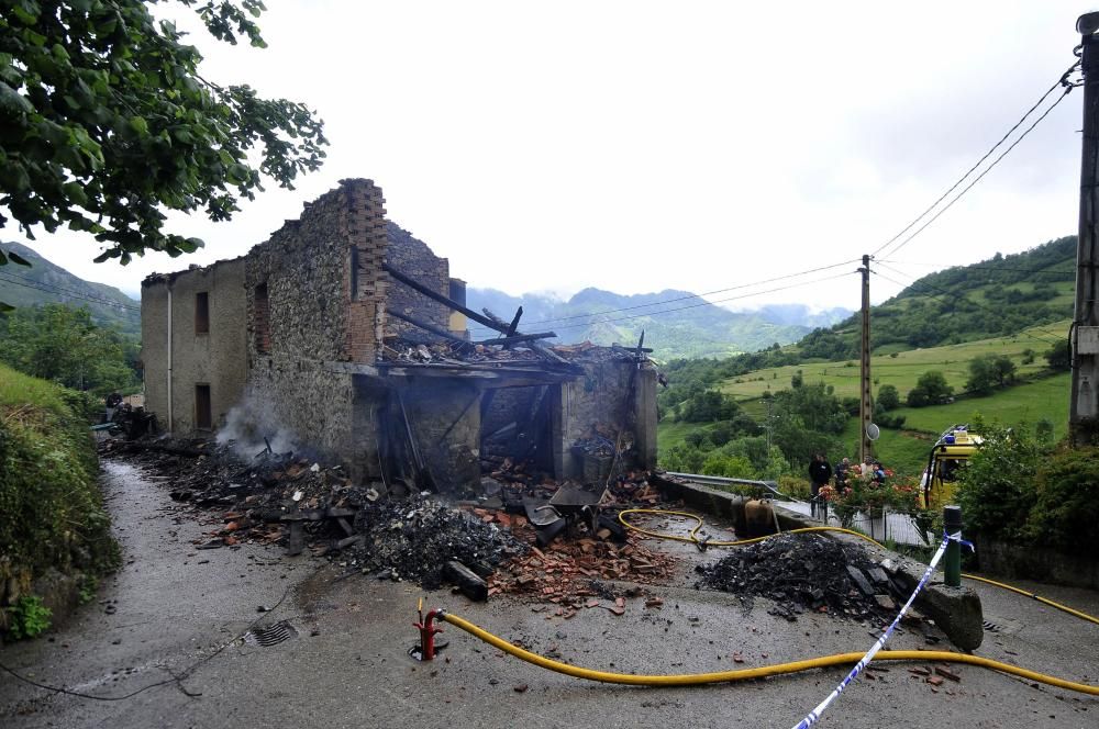 Fallece un hombre en un incendio en una casa de La Xerra, en Laviana