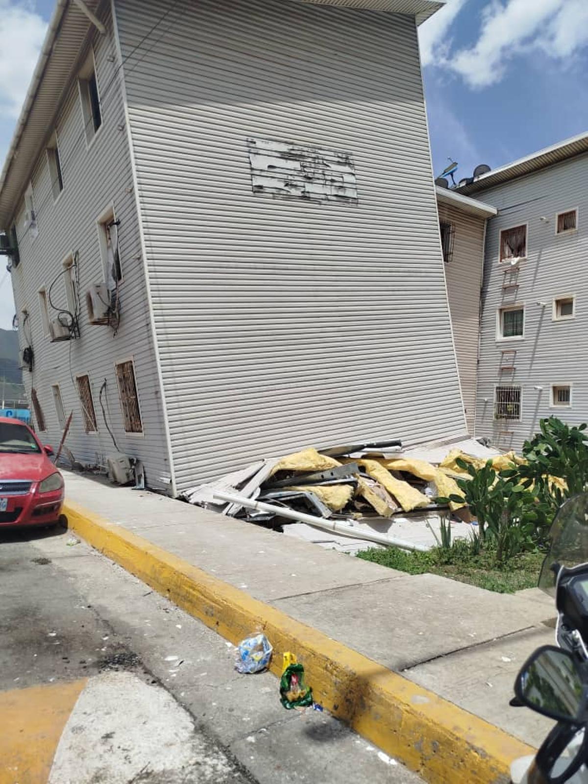 Edificio donde vivía la familia de Yenimar bajo los escombros.