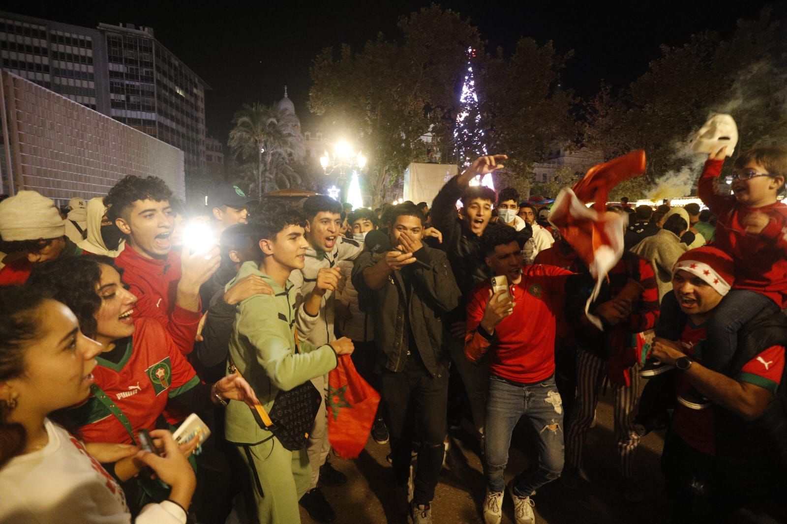 Cientos de marroquís celebran en la plaza del Ayuntamiento de València su pase a semifinales