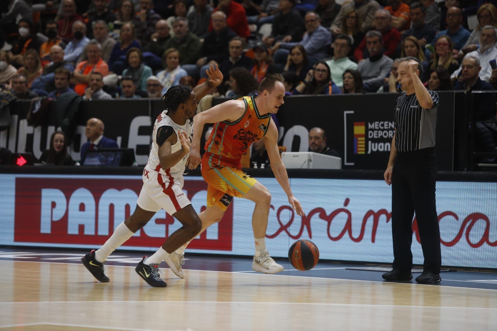 Todas las fotos del partido de ACB entre el Valencia Basket y el Manresa