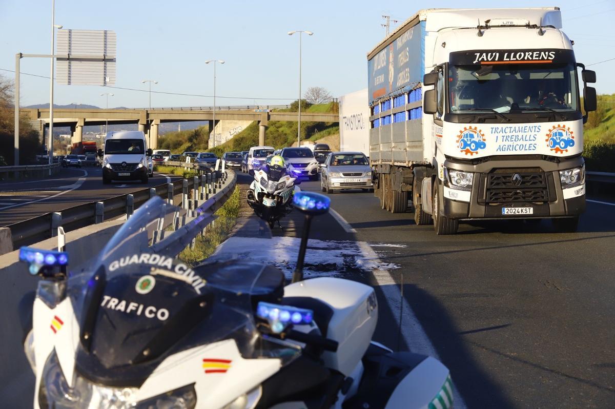 Motocicleta de la Guardia Civil de tráfico tras la intervención en el accidente.