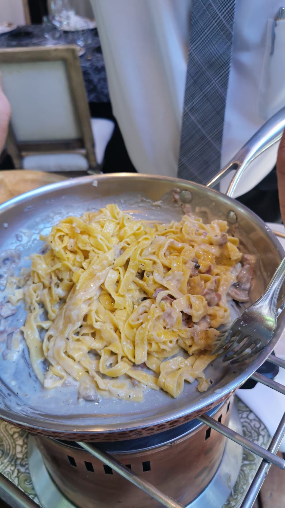 cómo se hace el famoso 'Tagliatelle al Parmesano' de la rueda de queso del restaurante El Foro