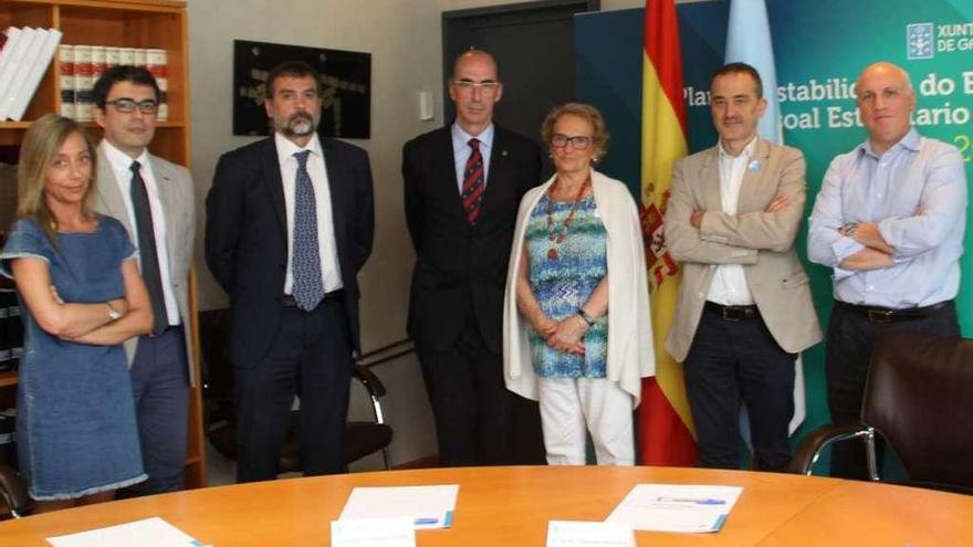 Vázquez Almuíña y Colmeiro, en el centro, junto al resto de participantes en la firma del convenio.