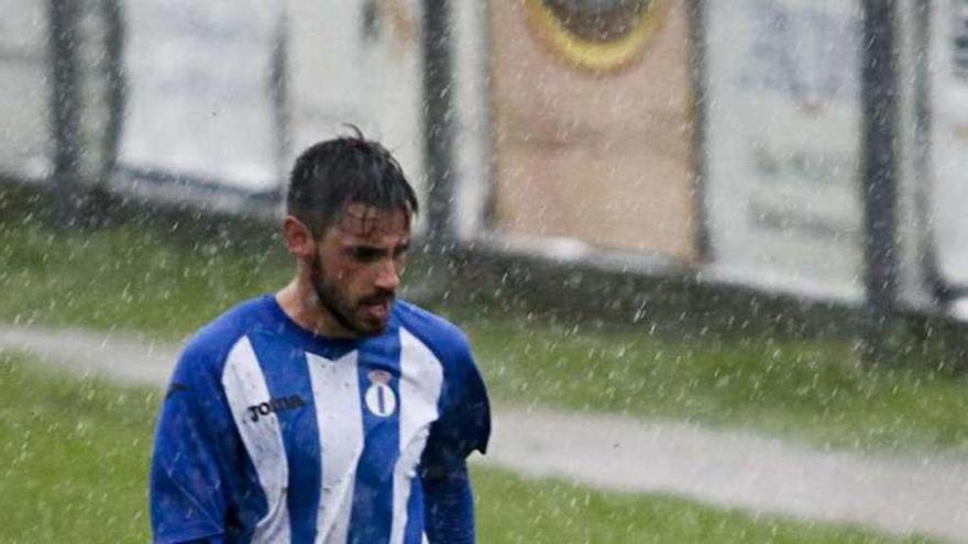 Álex García lucha por un balón entre el agua con Miguel (Ceares).