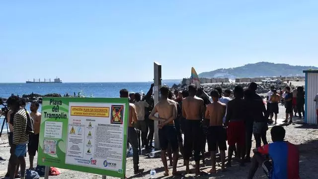 Migrantes construyen chabolas en los exteriores del CETI de Ceuta