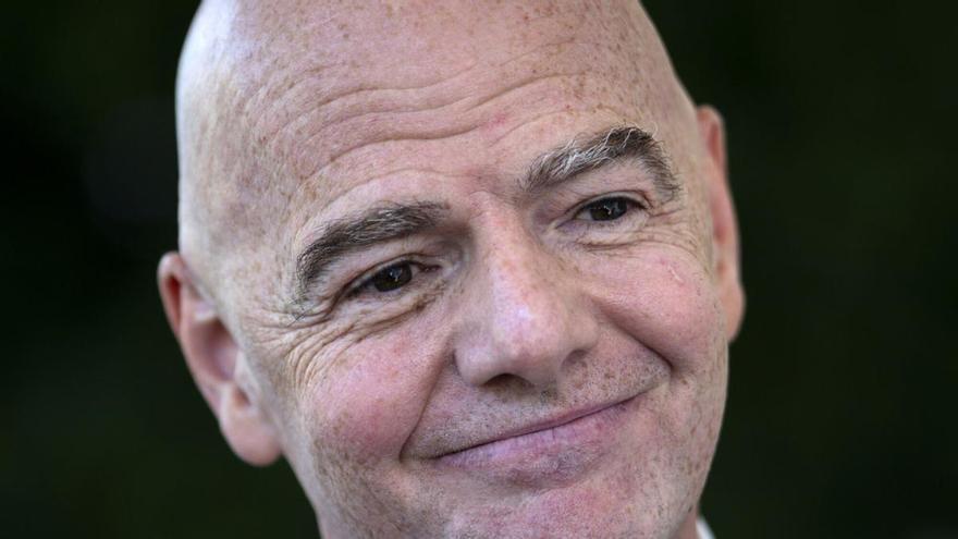 Il strangolamento di Infantino scatena una guerra civile nel calcio mondiale