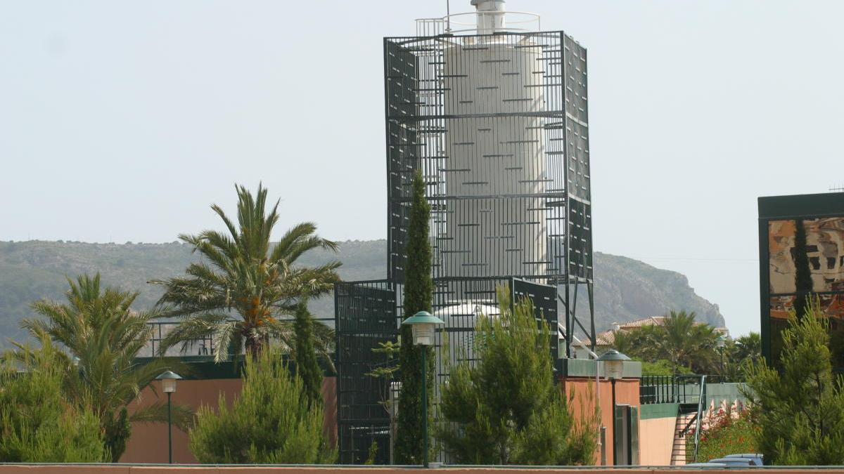 Xàbia llama a evitar regar y llenar piscinas al reventar la tubería de la desaladora