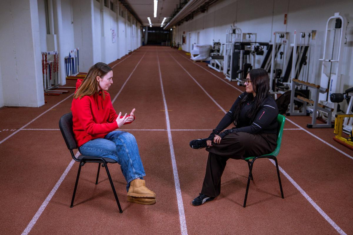 Barcelona 08/01/2026 Deportes. Ellas siempre estuvieron. Helena Arias,deportista de tiro olímpico y divulgadora científica española, junto a Laia Bonals,periodista de El Periódico,en la sala de tiro del CAR de Sant Cugat. AUTOR: JORDI OTIX Y PATRICIO ORTIZ