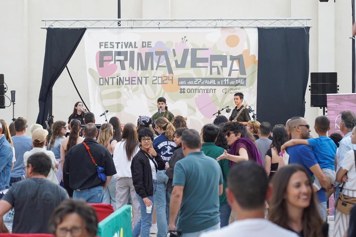 La cantante Jimena Amarillo, durante el concierto que protagonizó en Ontinyent.